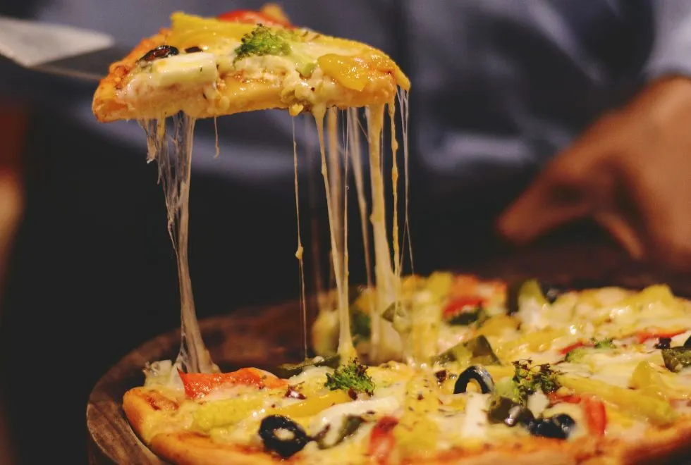 ที่ Felici Pizza เราให้ความสำคัญกับทุกรายละเอียดตั้งแต่ต้นจนจบ เริ่มตั้งแต่การคัดสรรวัตถุดิบชั้นเลิศ โดยเฉพาะอย่างยิ่งมะเขือเทศสดและชีสมอสซาเรลล่าแท้จากอิตาลีที่จะช่วยเพิ่มรสชาติความอร่อยให้กับพิซซ่าของเรา จากนั้นเราจะนวดแป้งพิซซ่าด้วยมือ และหมักทิ้งไว้อย่างน้อย 24 ชั่วโมง เพื่อให้ได้แป้งที่นุ่ม เหนียว เคี้ยวละลายในปาก