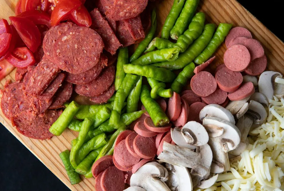 ที่ Felici Pizza เราให้ความสำคัญกับทุกรายละเอียดตั้งแต่ต้นจนจบ เริ่มตั้งแต่การคัดสรรวัตถุดิบชั้นเลิศ โดยเฉพาะอย่างยิ่งมะเขือเทศสดและชีสมอสซาเรลล่าแท้จากอิตาลีที่จะช่วยเพิ่มรสชาติความอร่อยให้กับพิซซ่าของเรา จากนั้นเราจะนวดแป้งพิซซ่าด้วยมือ และหมักทิ้งไว้อย่างน้อย 24 ชั่วโมง เพื่อให้ได้แป้งที่นุ่ม เหนียว เคี้ยวละลายในปาก