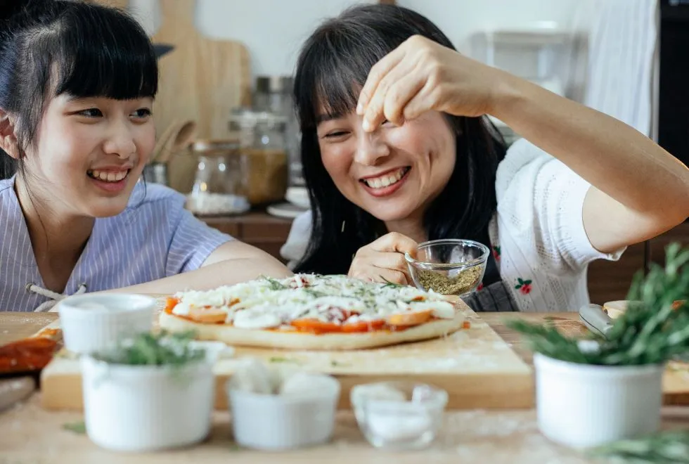 ที่ Felici Pizza เราให้ความสำคัญกับทุกรายละเอียดตั้งแต่ต้นจนจบ เริ่มตั้งแต่การคัดสรรวัตถุดิบชั้นเลิศ โดยเฉพาะอย่างยิ่งมะเขือเทศสดและชีสมอสซาเรลล่าแท้จากอิตาลีที่จะช่วยเพิ่มรสชาติความอร่อยให้กับพิซซ่าของเรา จากนั้นเราจะนวดแป้งพิซซ่าด้วยมือ และหมักทิ้งไว้อย่างน้อย 24 ชั่วโมง เพื่อให้ได้แป้งที่นุ่ม เหนียว เคี้ยวละลายในปาก