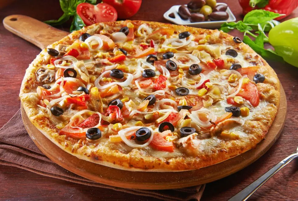 ที่ Felici Pizza เราให้ความสำคัญกับทุกรายละเอียดตั้งแต่ต้นจนจบ เริ่มตั้งแต่การคัดสรรวัตถุดิบชั้นเลิศ โดยเฉพาะอย่างยิ่งมะเขือเทศสดและชีสมอสซาเรลล่าแท้จากอิตาลีที่จะช่วยเพิ่มรสชาติความอร่อยให้กับพิซซ่าของเรา จากนั้นเราจะนวดแป้งพิซซ่าด้วยมือ และหมักทิ้งไว้อย่างน้อย 24 ชั่วโมง เพื่อให้ได้แป้งที่นุ่ม เหนียว เคี้ยวละลายในปาก