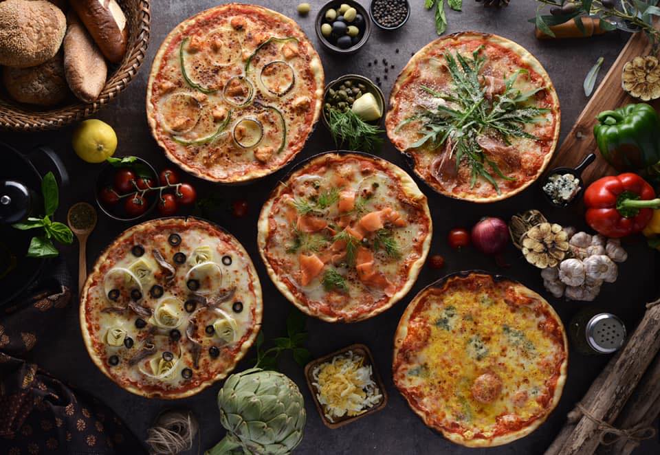 ที่ Felici Pizza เราให้ความสำคัญกับทุกรายละเอียดตั้งแต่ต้นจนจบ เริ่มตั้งแต่การคัดสรรวัตถุดิบชั้นเลิศ โดยเฉพาะอย่างยิ่งมะเขือเทศสดและชีสมอสซาเรลล่าแท้จากอิตาลีที่จะช่วยเพิ่มรสชาติความอร่อยให้กับพิซซ่าของเรา จากนั้นเราจะนวดแป้งพิซซ่าด้วยมือ และหมักทิ้งไว้อย่างน้อย 24 ชั่วโมง เพื่อให้ได้แป้งที่นุ่ม เหนียว เคี้ยวละลายในปาก