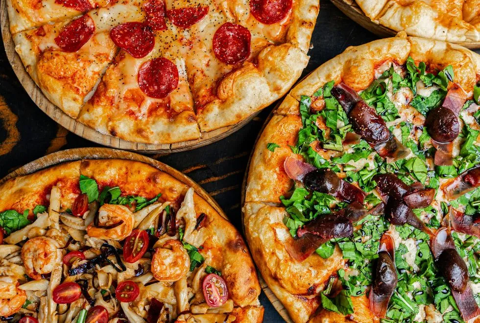 ที่ Felici Pizza เราให้ความสำคัญกับทุกรายละเอียดตั้งแต่ต้นจนจบ เริ่มตั้งแต่การคัดสรรวัตถุดิบชั้นเลิศ โดยเฉพาะอย่างยิ่งมะเขือเทศสดและชีสมอสซาเรลล่าแท้จากอิตาลีที่จะช่วยเพิ่มรสชาติความอร่อยให้กับพิซซ่าของเรา จากนั้นเราจะนวดแป้งพิซซ่าด้วยมือ และหมักทิ้งไว้อย่างน้อย 24 ชั่วโมง เพื่อให้ได้แป้งที่นุ่ม เหนียว เคี้ยวละลายในปาก