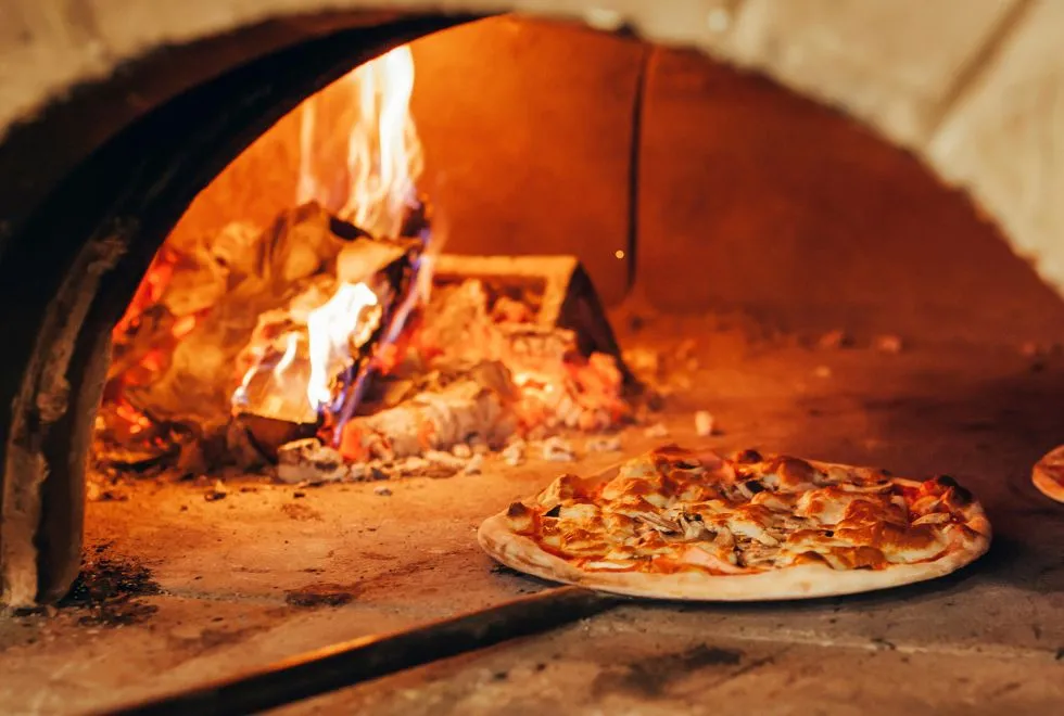 ที่ Felici Pizza เราให้ความสำคัญกับทุกรายละเอียดตั้งแต่ต้นจนจบ เริ่มตั้งแต่การคัดสรรวัตถุดิบชั้นเลิศ โดยเฉพาะอย่างยิ่งมะเขือเทศสดและชีสมอสซาเรลล่าแท้จากอิตาลีที่จะช่วยเพิ่มรสชาติความอร่อยให้กับพิซซ่าของเรา จากนั้นเราจะนวดแป้งพิซซ่าด้วยมือ และหมักทิ้งไว้อย่างน้อย 24 ชั่วโมง เพื่อให้ได้แป้งที่นุ่ม เหนียว เคี้ยวละลายในปาก